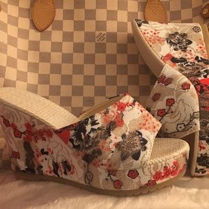 Spring HuesBeautiful Ivory open toe w/sparkle glitter all over dressy or casual